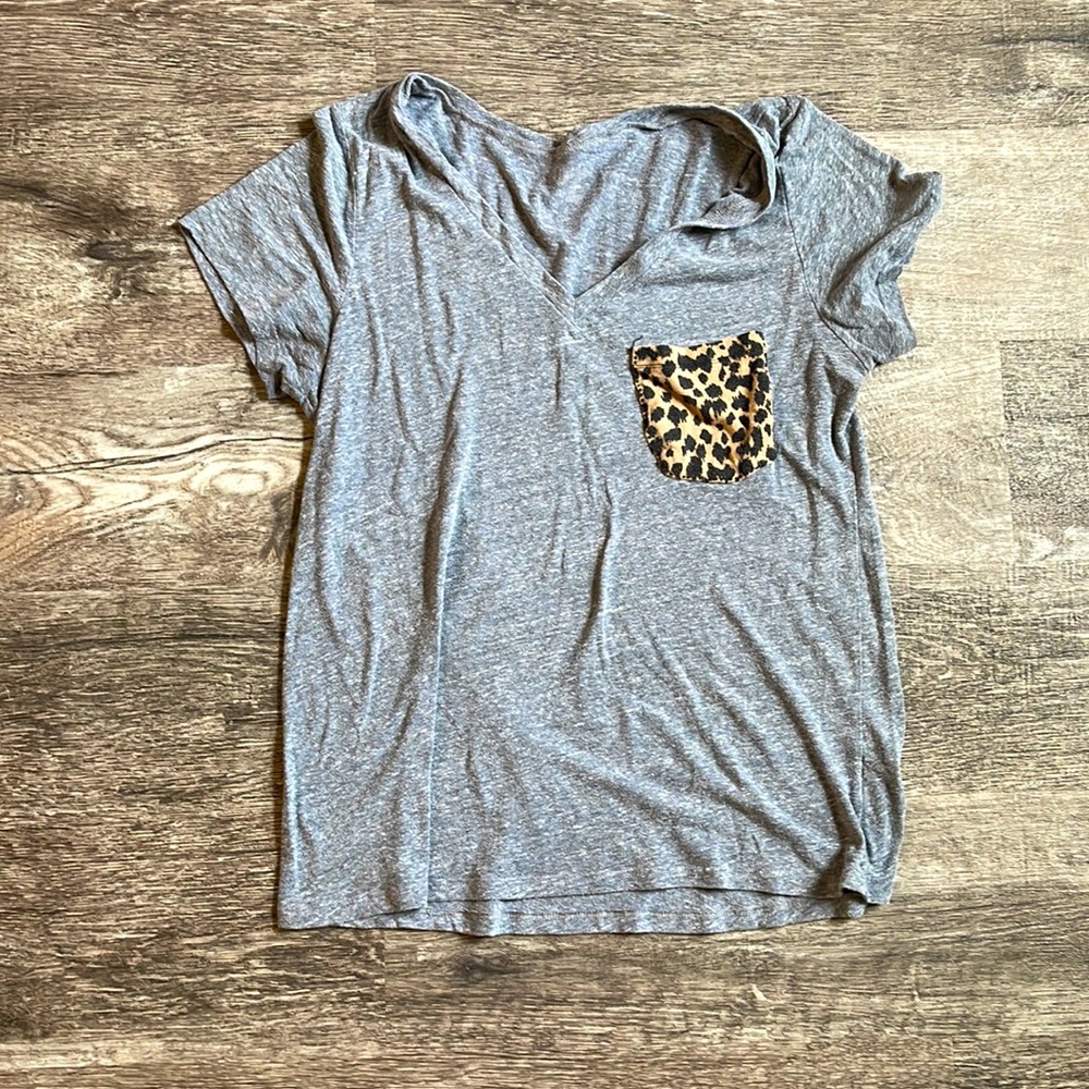 Grey V neck shirt with leopard pocket